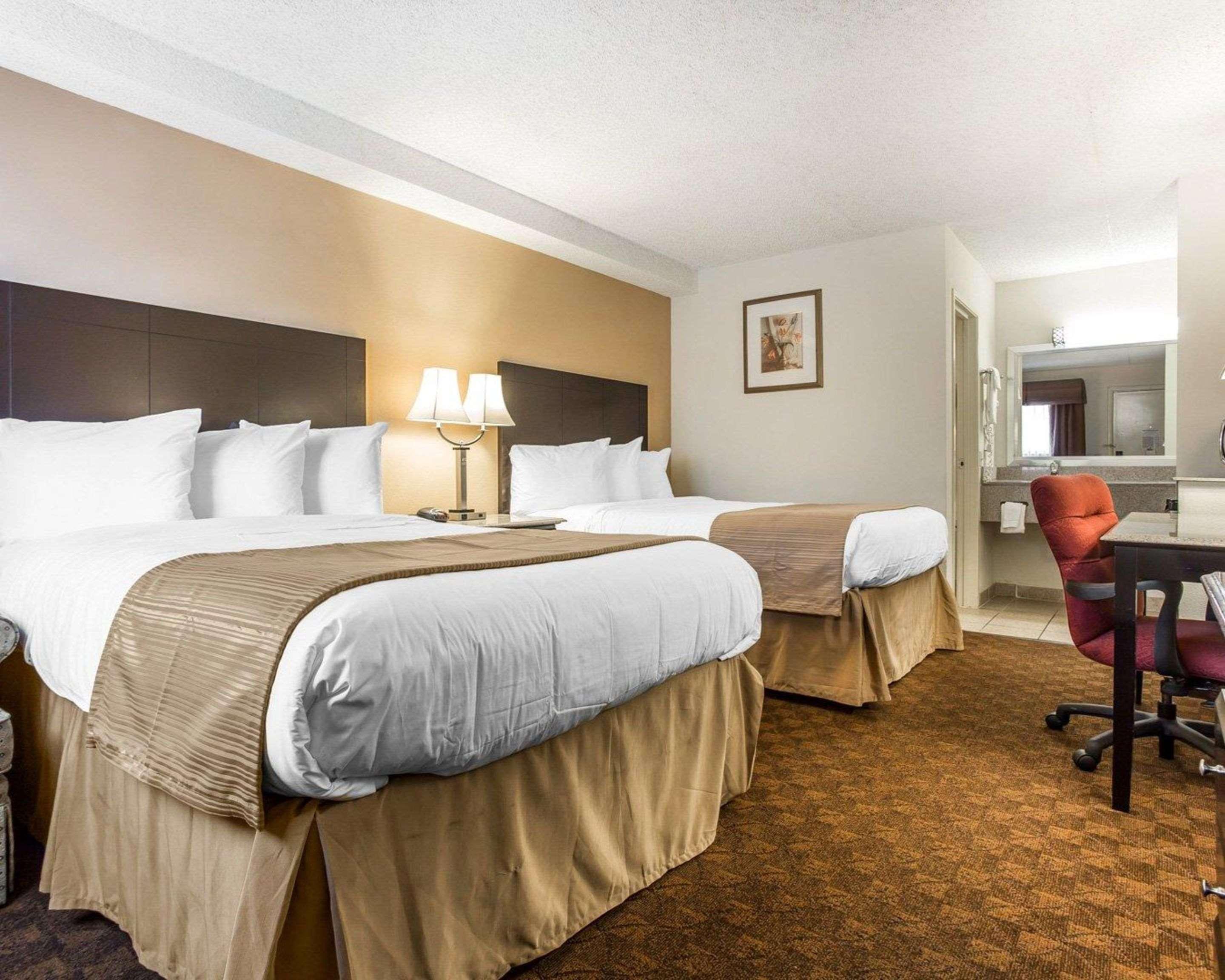 Quality Inn & Suites Coliseum Greensboro Exterior photo