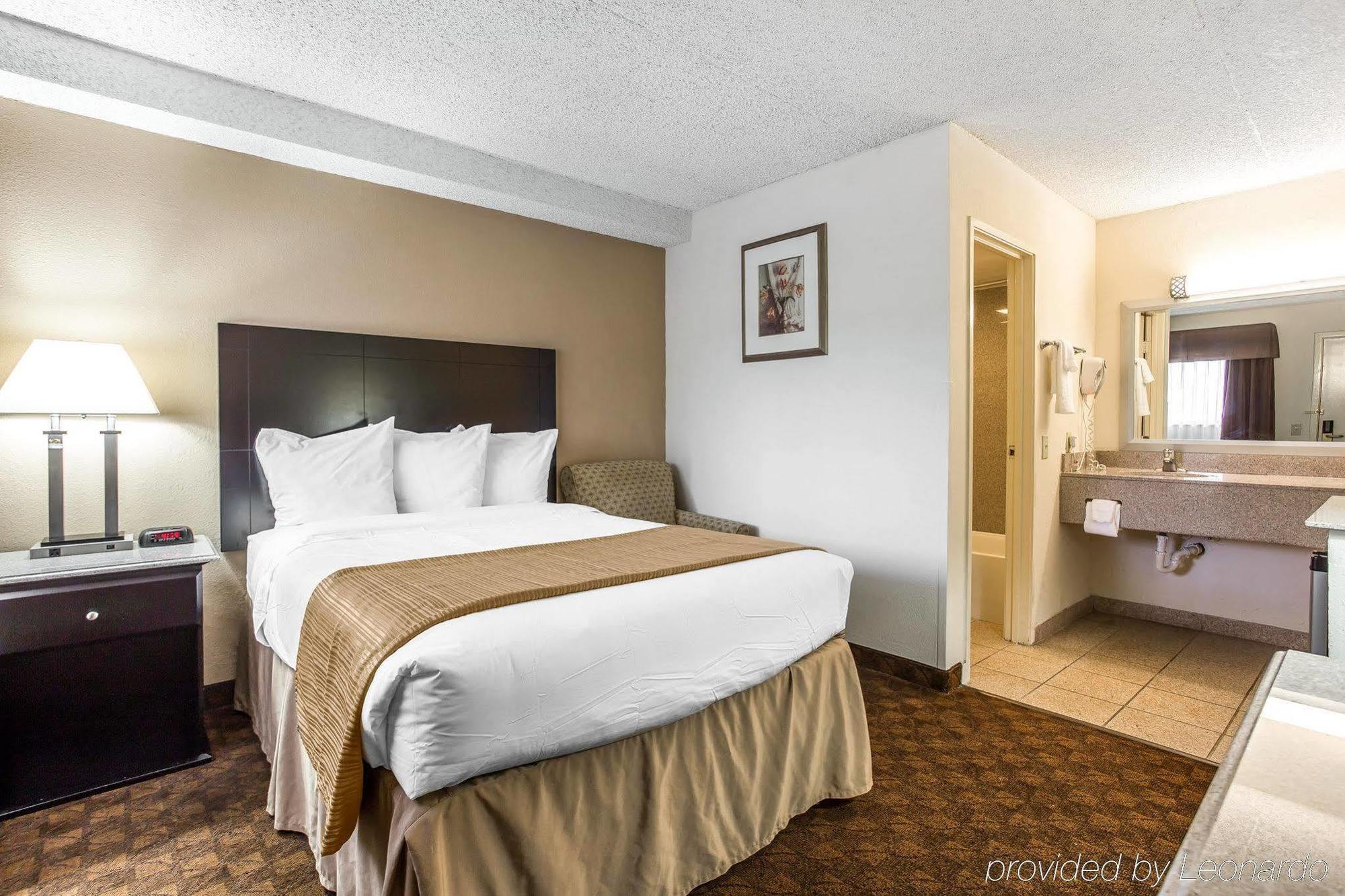 Quality Inn & Suites Coliseum Greensboro Exterior photo