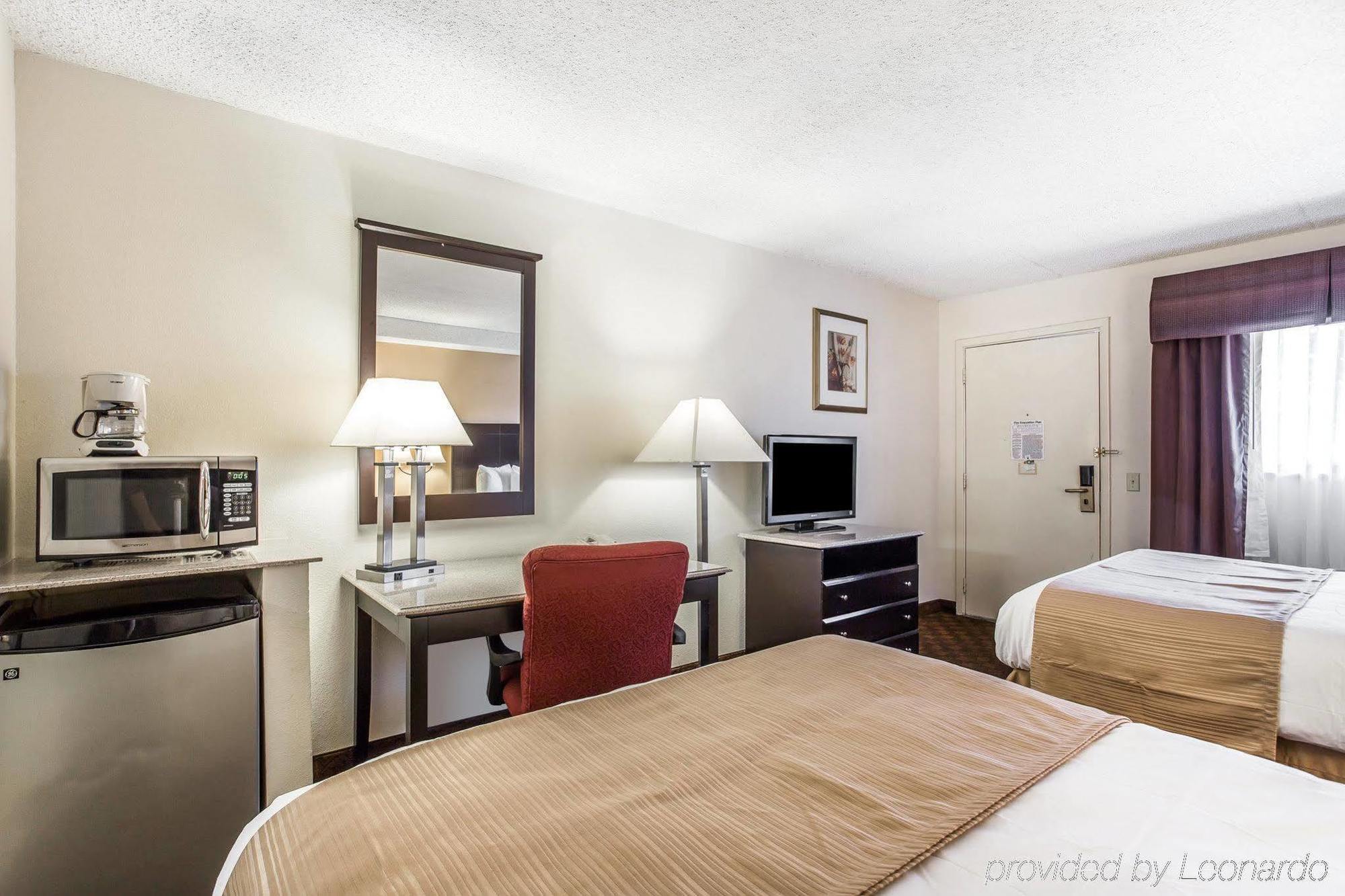 Quality Inn & Suites Coliseum Greensboro Exterior photo