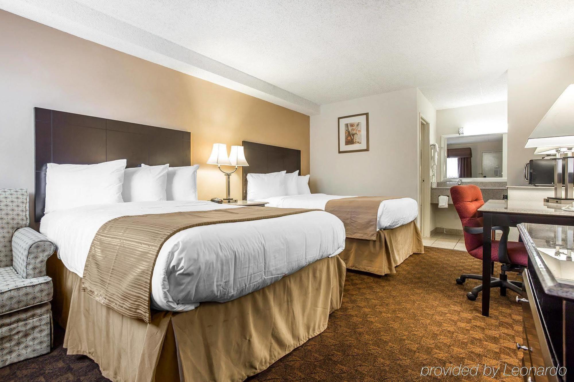 Quality Inn & Suites Coliseum Greensboro Exterior photo