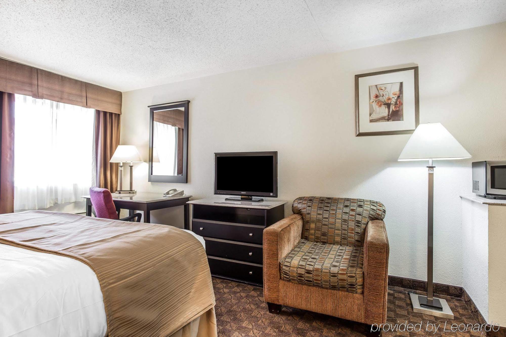 Quality Inn & Suites Coliseum Greensboro Exterior photo
