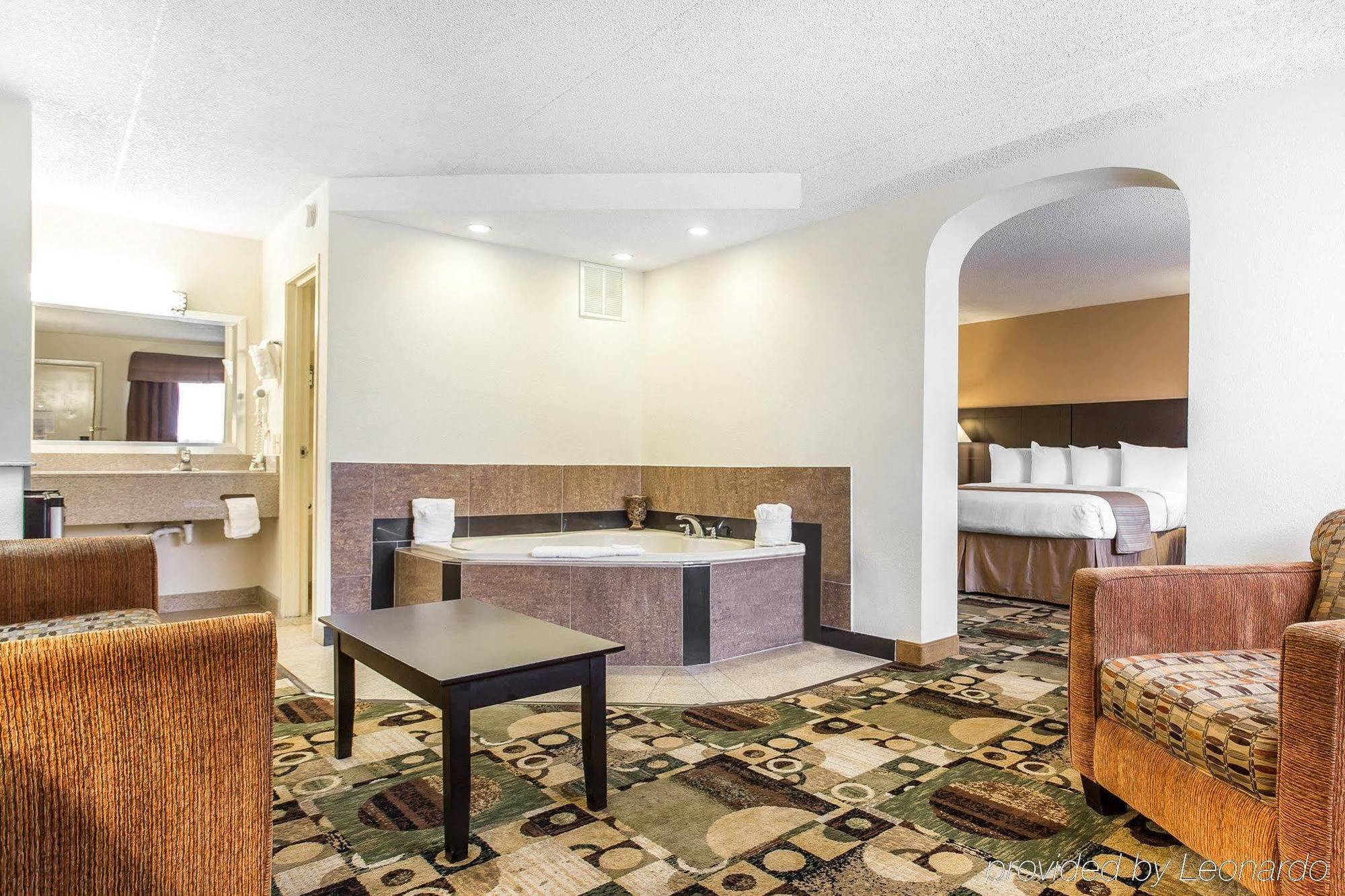 Quality Inn & Suites Coliseum Greensboro Exterior photo